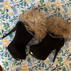 BE BE TONI BRAND || BLK SUEDE FAUX FUR CHAIN HEELS